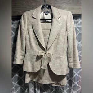 Ann Taylor suit set. Jacket and skirt size 4